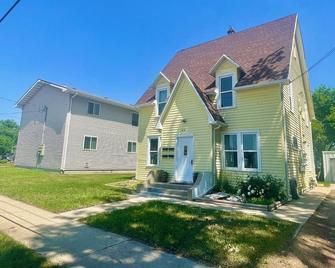 Workstation + 65\' Smart Tv + Laundry + Free Wi-Fi - Minot - Building
