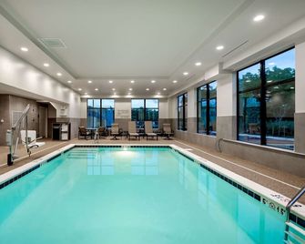 Hampton Inn Baltimore/Bayview Campus - Baltimore - Piscina
