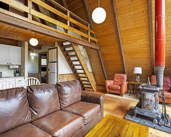 Four Seasons Cabin 1 with enchanting forest views - June Lake - Living room