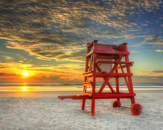 New Smyrna Beach Cozy Pool Home, Beach, Shopping & Restaurants - New Smyrna Beach