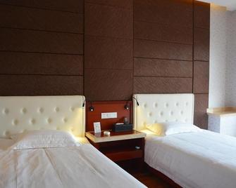 Qingdao Hua Qi Kaiserdom Hotel - Qingdao - Bedroom