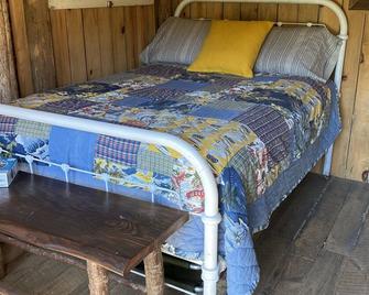 Cozy Off Grid Cabin w/pond for fishing. - Greenwood - Bedroom
