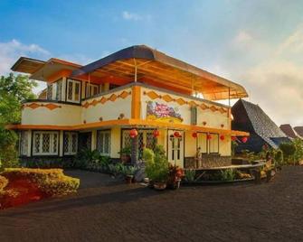 Ciptaningati Hotel - Batu - Building