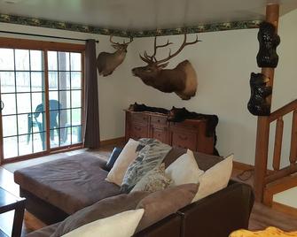 The Bears Den Quiet And Comfortable Wildlife And Hummingbird Viewing - Oglesby - Вітальня
