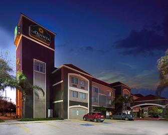La Quinta Inn & Suites by Wyndham Brownsville North - Brownsville - Rakennus