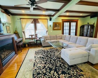 Renovated Sunny 1400sf 4 Bedroom Victorian Style Apartment, Street Parking - Boston - Wohnzimmer