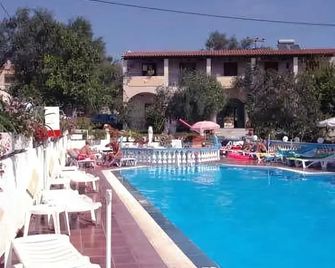 Leftis Romantica - Moraitika - Pool