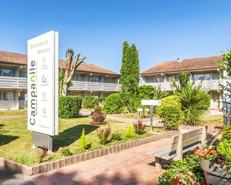 Hotel Campanile Nîmes Sud - Caissargues - นีเมอ - อาคาร