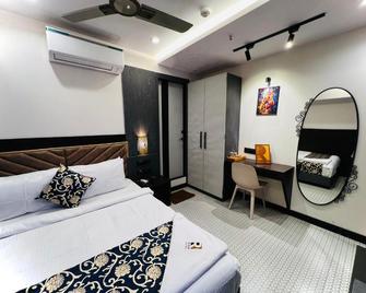 Rich Hotel - Bombay