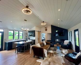 Eagles Crossing is a Newly Renovated 3-Bed Farmhouse with a Large Deck & Hot Tub - Anna - Living room