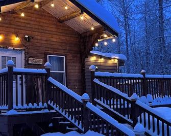 Cozy pet friendly cabin with stand alone sauna near Willow and Talkeetna Alaska - Willow - Balcón