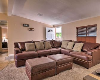 3 Mi to Lake Powell Page Home with Patio and BBQ - Page - Living room