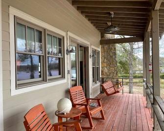 Lakeside Getaway #2 near Canton Trade Days - Lindale - Balcony