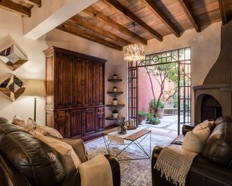 3BR Garden Home with Rooftop & Garage in Centro San Miguel de Allende - San Miguel de Allende - Sala de estar