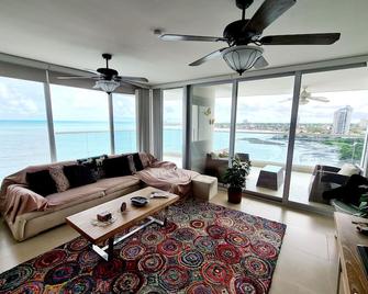 Beachfront Bahia! 3 Bedroom, 3.5 Bathrooms, Spectacular Pools, Flex Cancellation - Nueva Gorgona - Sala de estar