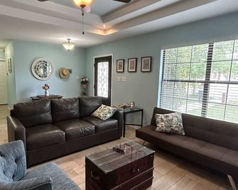 whole 3 bedroom home - Eagle Pass - Olohuone