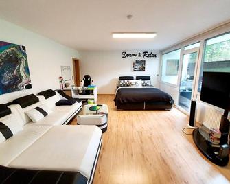 Feel at home in my modern art studio apartment! - Landstuhl - Schlafzimmer