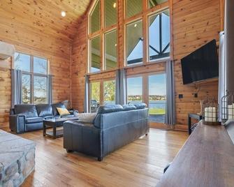 Gorgeous lodge for up to 16 with hottub & games room on all-sports Thompson Lake - Howell - Living room