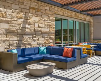 Home2 Suites by Hilton Kearney - Kearney - Innenhof