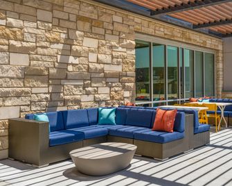 Home2 Suites by Hilton Kearney - Kearney - Innenhof