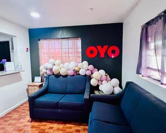 OYO Hotel Pearsall I-35 East - Pearsall - Вітальня