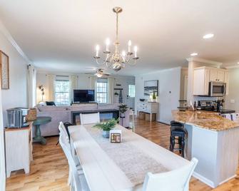 NEW! Bowers Retreat - Sleeps 10 - Steps to beach! 10 Minutes to DE Turf! - Frederica - Comedor