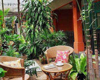 Focal Local Bed and Breakfast - בנגקוק - פטיו