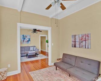 Cozy On Creswell - Shreveport - Living room