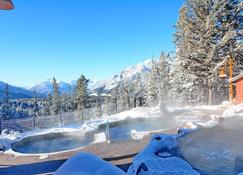 Cozy + Relaxing Banff Getaway | Hot Pools Access! - Banff - Pool