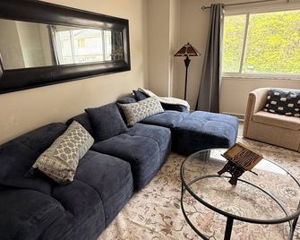 This beautiful 3-bedroom condo in Painesville has the comforts of home, elevated - Painesville - Obývací pokoj