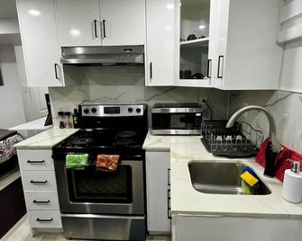 Brand new single unit guest basement apartment - Mississauga - Kitchen