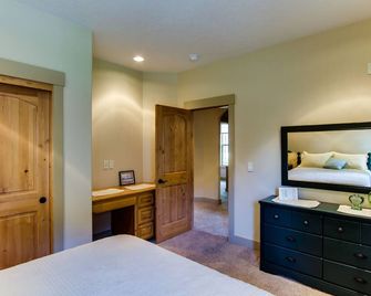 Enormous Eagle Crest home with private hot tub, shared pool, & resort amenities - Redmond - Bedroom