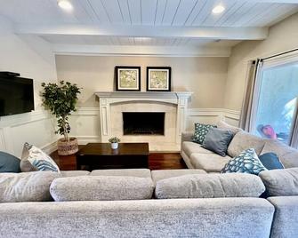 Magnificent Estate; Rock Pool/Jacuzzi, Near Disney - Fullerton - Living room