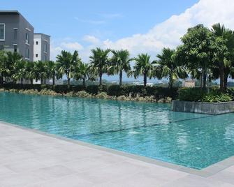 Sunset & Seaview Vacation Condos @ Imago Shopping Mall - Kota Kinabalu - Pool