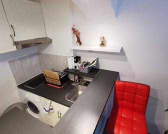 Studio et stationnement offert centre hyères - Hyerès - Cocina