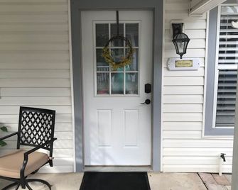 Newly Remodeled 1 Bedroom, 1 Bath Suite with Outdoor Grill Close to the Villages - Fruitland Park - Patio