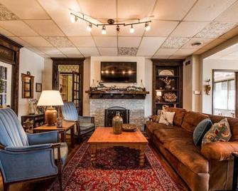 Historical Downtown Geneva Bungalow |Lower Unit |Parking for 3 |Walkable |Near Shops & Restaurants - Lake Geneva - Lounge
