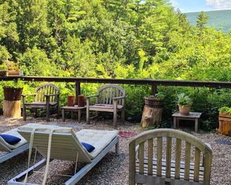 Catskills Cabin over waterfall with Views & Hot tub - Wurtsboro - Balcón