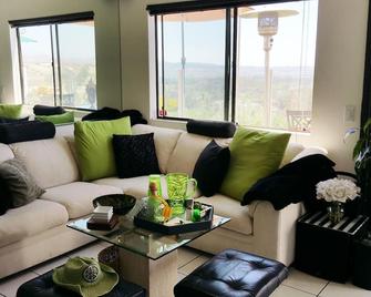 Stunning Panoramic View Home With Jacuzzi And Perfect South Oc Location - Lake Forest - Living room