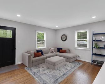 2 bedroom home between Princeton University & Princeton Shopping Center - Franklin Park - Living room