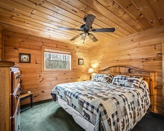 Secluded Log Cabin 5 Bedrooms. 5 Miles From National Park 15 Miles To Dollywood - Townsend - Bedroom