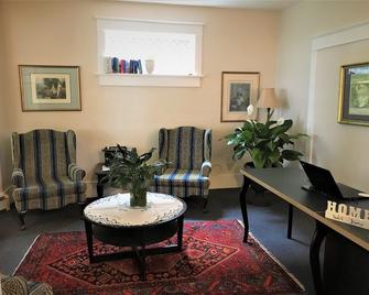 Douglas Guest House - Vancouver - Living room