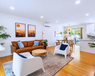 Spacious 3br Home Near Disneyland & Knotts Berry Farm - Fullerton - Living room