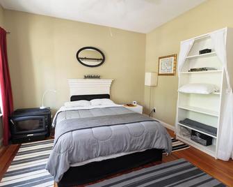 Small Suite Steps From Oberlin - Oberlin - Bedroom