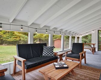Birchwood Point on Wilson Lake, Lakeside Bliss: Charming Cottage with Screen Porch on Wilson Lake in - Mercer - Living room