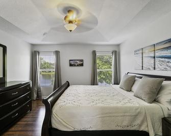 King bed, Water Views, sleeps 8, TVs in every room, public pool. - Fruit Cove - Bedroom