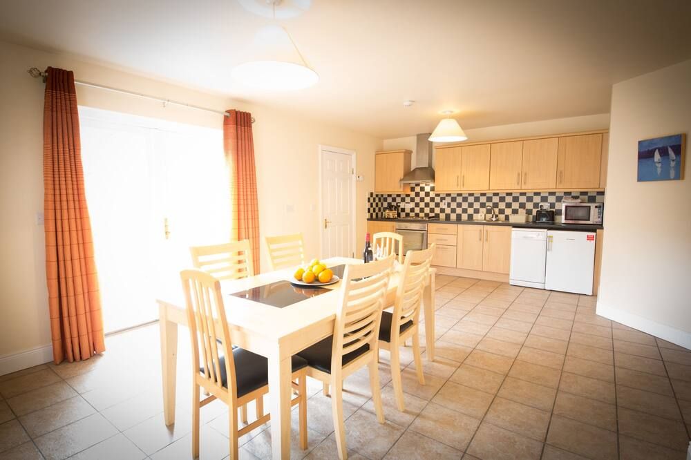 Doolin Village Bungalow 10 - a bungalow that sleeps 6 guests in 3 bedrooms - דולי ן - חדר אוכל