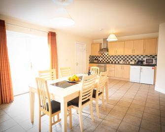 Doolin Village Bungalow 10 - a bungalow that sleeps 6 guests in 3 bedrooms - Doolin - Dining room