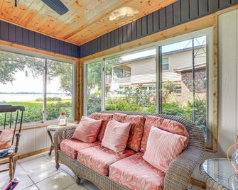 Lakefront Frostproof Vacation Rental with Beach! - Frostproof - Living room