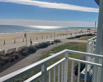 Awesome Condo - Oceanfront on Virginia Beach Boardwalk! Look no further! - Virginia Beach - Balcony